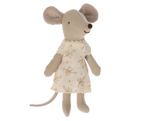 Nightgown modelled on big sister mouse