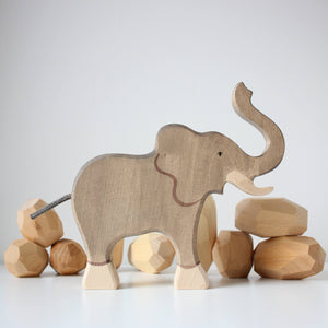 Holztiger elephant trunk raised