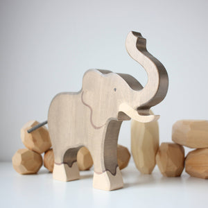 Holztiger elephant trunk raised