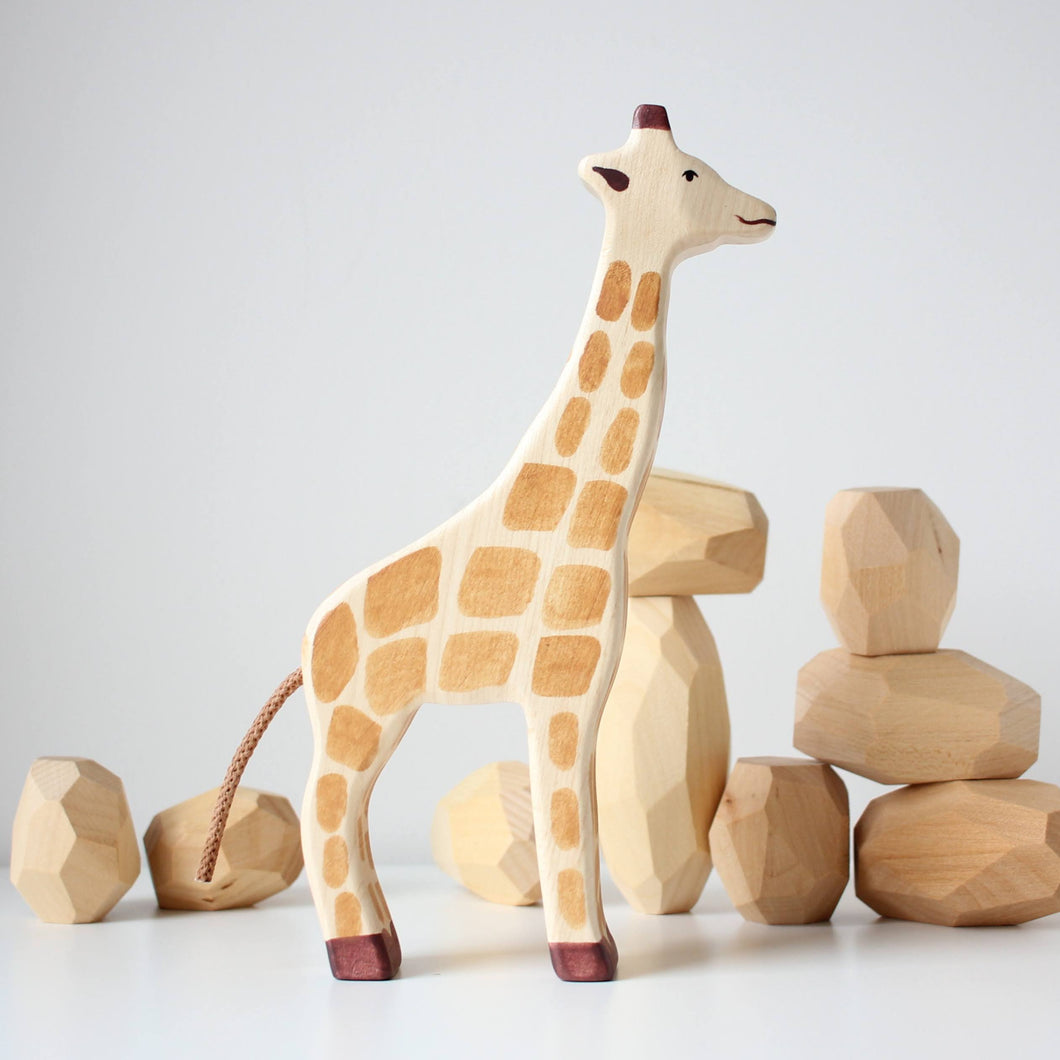 Holztiger Giraffe Standing