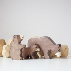 Holztiger brown bear family