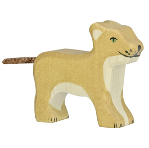 Holztiger - Lion cub standing